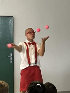 Slížo žongluje